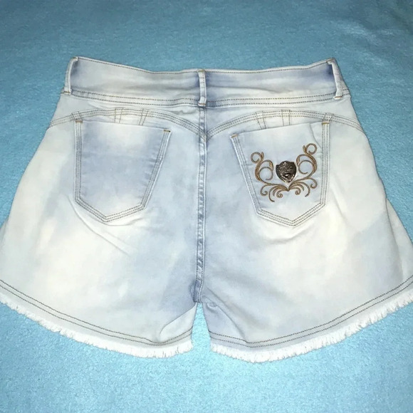 D’LUI distressed shorts from Brazil embroidered embellished back pocket size 10 - Picture 2 of 8